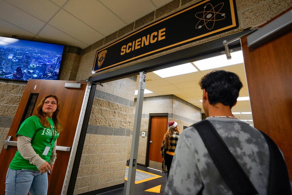 (Chris Samuels | The Salt Lake Tribune) Los padres líderes latinos patrullan los pasillos para guiar a los estudiantes hacia horas de estudio adicionales después de la escuela en Timpanogos Middle School en Heber City, el lunes 2 de diciembre de 2024.