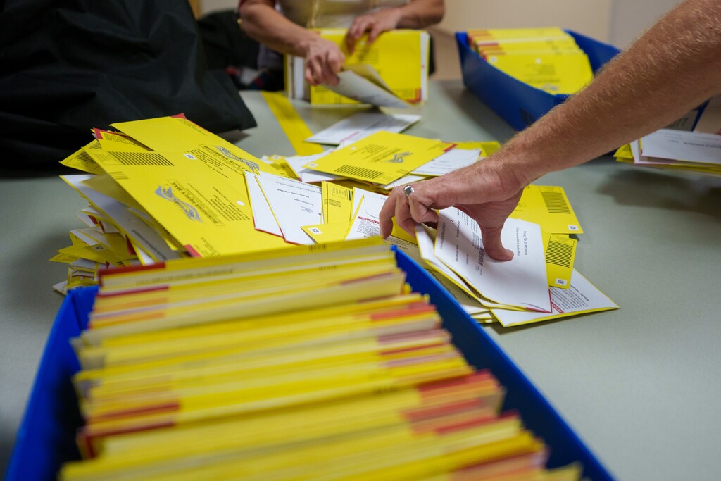 (Trent Nelson  |  The Salt Lake Tribune) Salt Lake County's ballot processing center on the first day mail-in ballots began arriving, in Salt Lake City on Friday, Oct. 21, 2022. On Monday, Nov. 7, 2022, the day before Election Day, Lt. Gov. Deidre Henderson’s office directed all county clerk’s offices in Utah not to report their initial ballot results on Tuesday evening until all voters in the state had had a chance to vote.