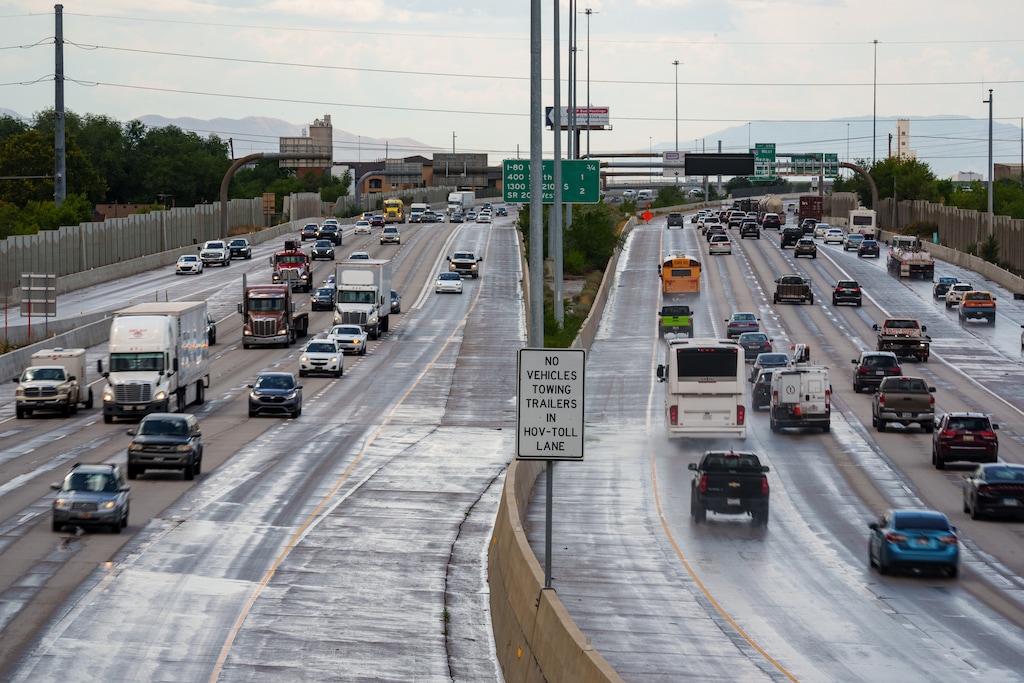 (Trent Nelson | The Salt Lake Tribune) Traffic on Interstate 15 in Salt Lake City on Thursday, Aug. 22, 2024.