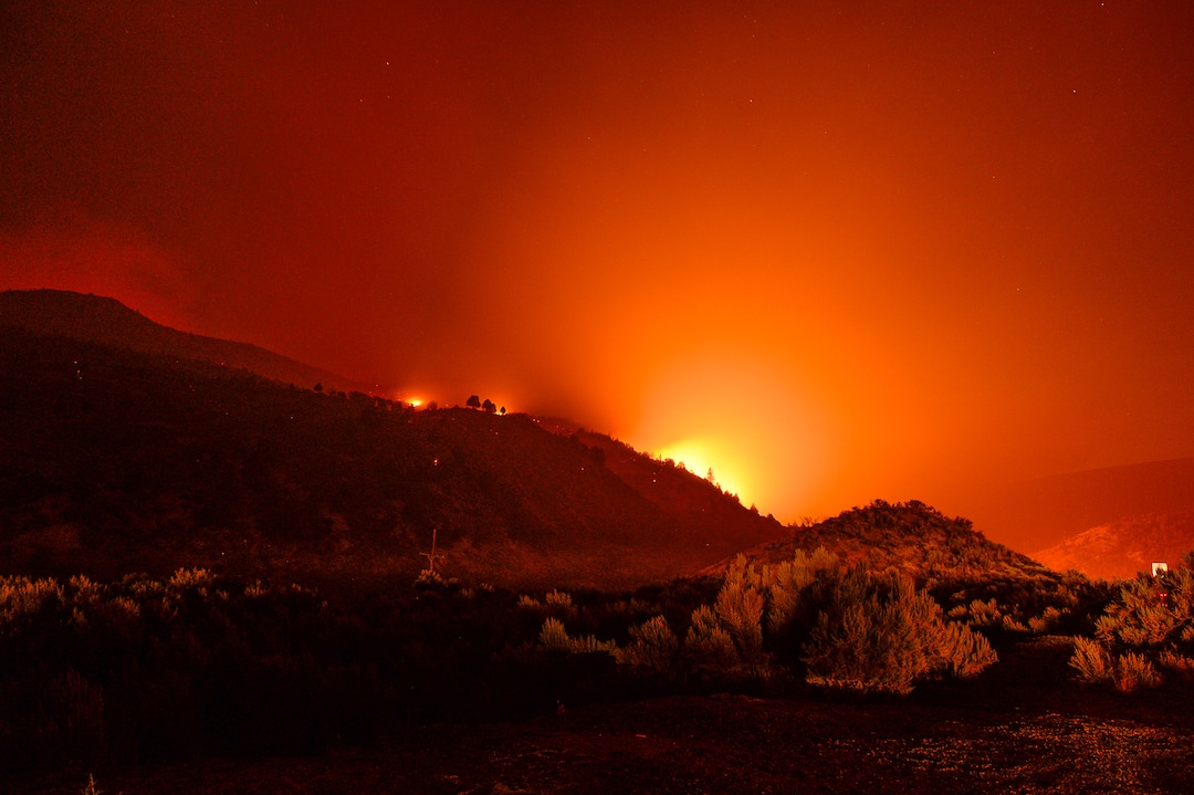 (Francisco Kjolseth  |  The Salt Lake Tribune)  The Coal Hollow Fire continues to grow as it burns along Highway 6 in Utah County on Thursday night Aug. 9, 2018.