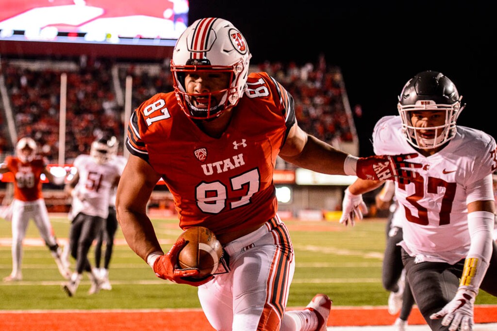 (Trent Nelson | The Salt Lake Tribune)  Utah Utes tight end Siale Fakailoatonga (87) scores on a two-point converstion as the University of Utah hosts Washington State, NCAA football in Salt Lake City, Saturday November 11, 2017.
