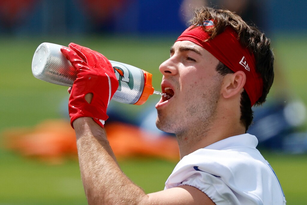 (Jeffrey T. Barnes | AP) Buffalo Bills tight end Dalton Kincaid (86) drinks water during the NFL football team's rookie minicamp in Orchard Park, N.Y., Friday May 12, 2023.