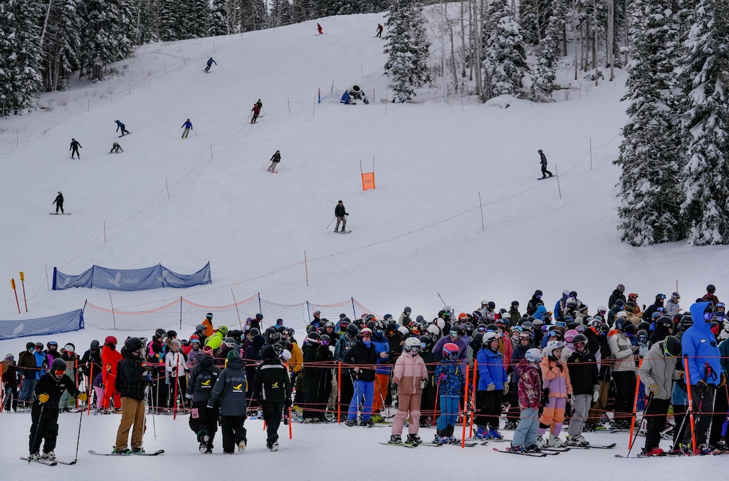 (Francisco Kjolseth | The Salt Lake Tribune) The crowds pack the Moonbeam lift as a slow start to the winter season leaves Solitude Mountain with limited terrain on Saturday, Dec. 6, 2025. 