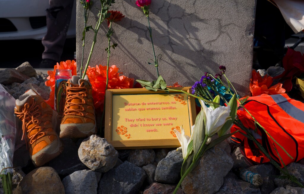 (Bethany Baker | The Salt Lake Tribune) Flores, zapatos y otros recuerdos se colocan en una vigilia por José Hernández, un hombre que murió a manos del Departamento de Policía de Salt Lake City, en Salt Lake City, el sábado 29 de noviembre de 2025.