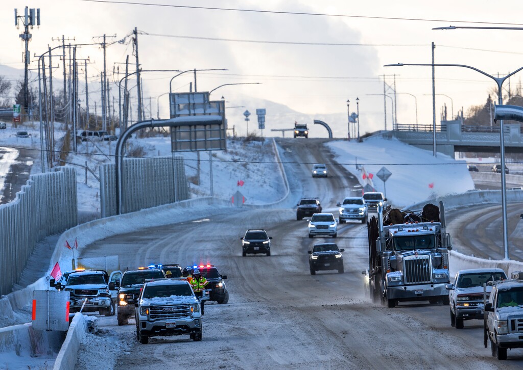 (Leah Hogsten | The Salt Lake Tribune) Un accidente en la autopista 89 en dirección norte en Layton ralentiza el tráfico durante el viaje diario del viernes por la mañana, 2 de diciembre de 2022. Una banda de nieve de moderada a fuerte en el norte de Utah en las primeras horas de la mañana del viernes obligó a los habitantes de Utah a usar sus palas y escobas para despejar sus aceras y vehículos y el tráfico enredado en las carreteras.