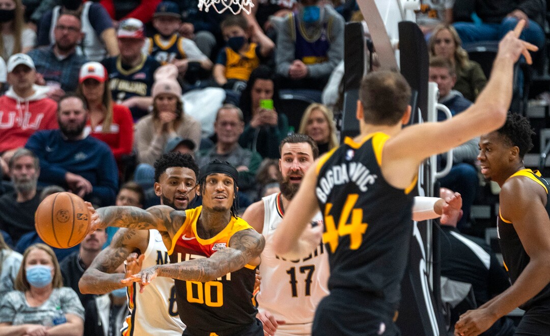 (Rick Egan | The Salt Lake Tribune) Utah Jazz guard Jordan Clarkson (00) throws a no-look pass, in NBA action between the Utah Jazz and the New Orleans Pelicans, at Vivint Arena, in Salt Lake City, on Friday, Nov. 26, 2021.