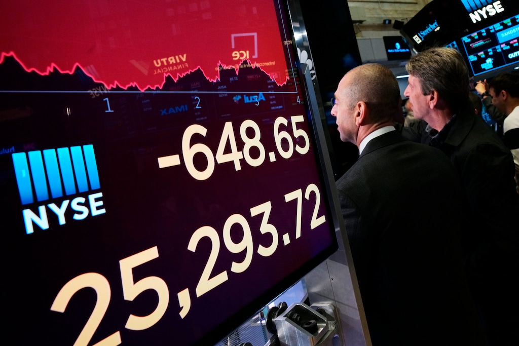 An electronic screen shows the drop in the Dow Industrials, Monday, May 13, 2019 at the New York Stock Exchange. U.S. stocks moved sharply lower Monday on Wall Street and extended the market's slide into a second week as investors seek shelter from an escalating trade war between the U.S. and China. (AP Photo/Mark Lennihan)