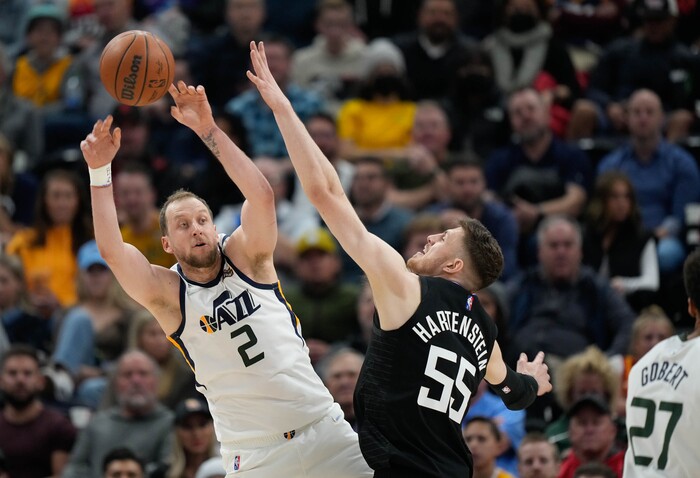 (Francisco Kjolseth | The Salt Lake Tribune) Utah Jazz guard Joe Ingles (2) passes to a teammate around LA Clippers center Isaiah Hartenstein (55) in NBA action between the Utah Jazz and the LA Clippers at Vivint Smart Home Arena in Salt Lake City, Wednesday, Dec. 15, 2021.