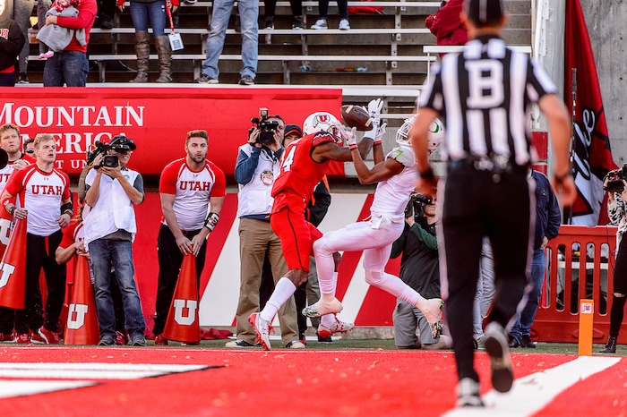 (Trent Nelson | The Salt Lake Tribune) Oregon Ducks wide receiver Darren Carrington II (7) pulls in the game-winning touchdown, ahead of Utah Utes defensive back Brian Allen (14) as Utah hosts Oregon, at Rice-Eccles Stadium in Salt Lake City, Saturday November 19, 2016.