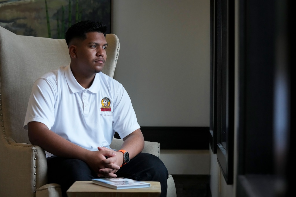 (Bethany Baker | The Salt Lake Tribune) Thayderson Jaimes, quien abandonó Venezuela después de participar en las protestas estudiantiles allí, posa para un retrato el sábado 1 de febrero de 2025.