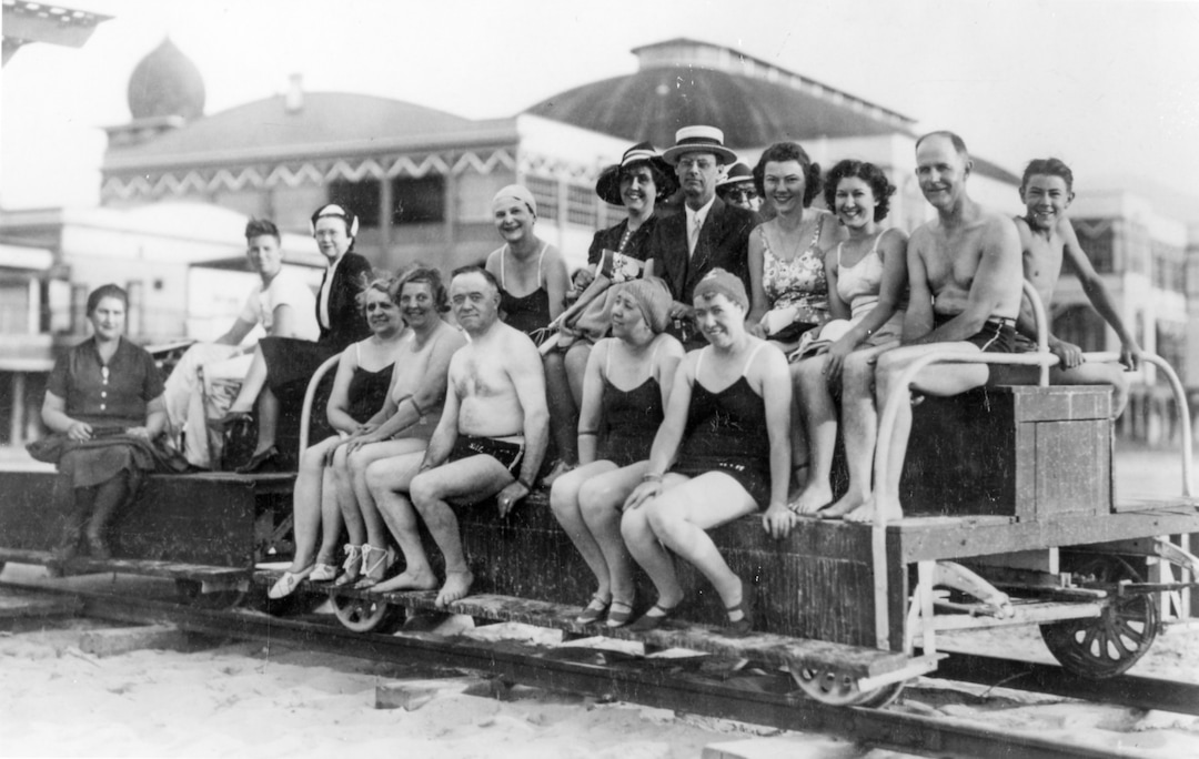 (Utah State Historical Society) When the Great Salt Lake receded beyond the confines of Saltair II, an "Electric People Mover" ferried bathers further out to the waters of the shrinking lake. 