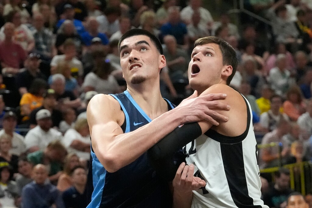 Memphis Grizzlies Zach Edey, left, and Utah Jazz Walker Kessler battle for position under the boards during the first half of an NBA summer league basketball game Monday, July 8, 2024, in Salt Lake City. (AP Photo/Rick Bowmer)