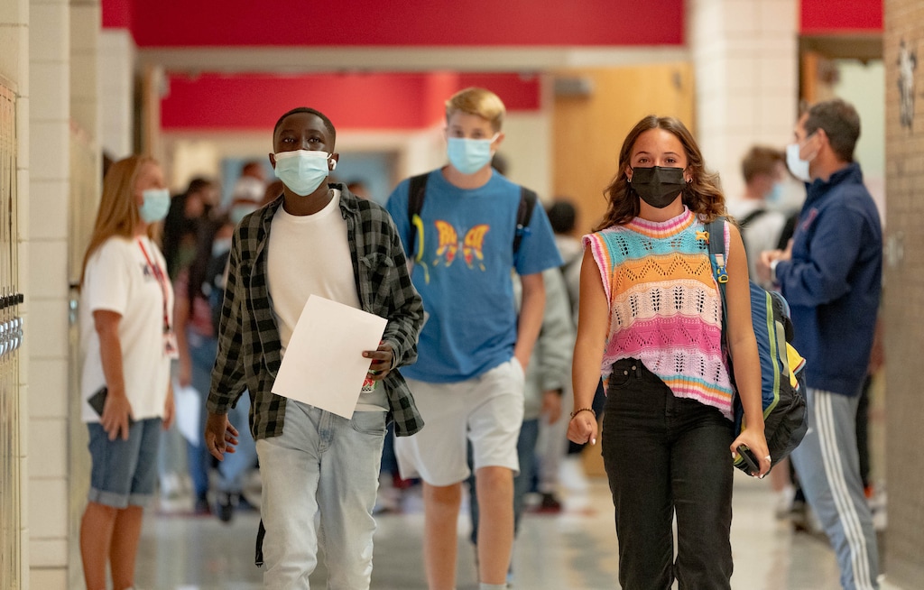 (Francisco Kjolseth | The Salt Lake Tribune) East High School students crowd the halls for the first day back of school on Tuesday, Aug. 24, 2021.