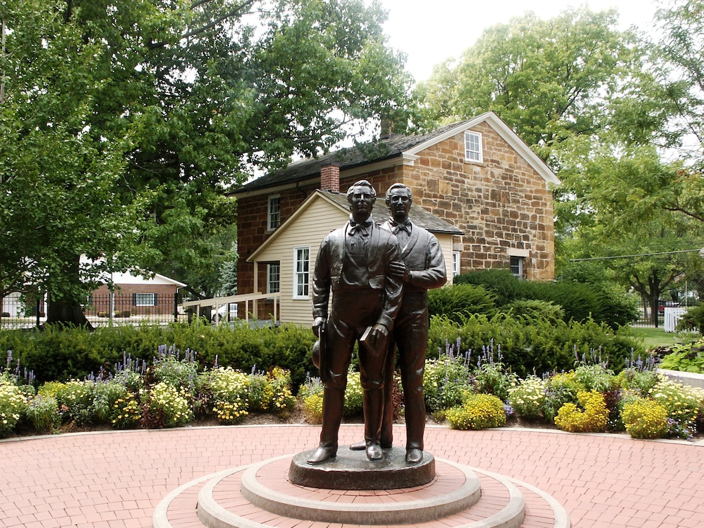 (The Church of Jesus Christ of Latter-day Saints)
A statue of Joseph Smith and his brother Hyrum outside Carthage Jail.