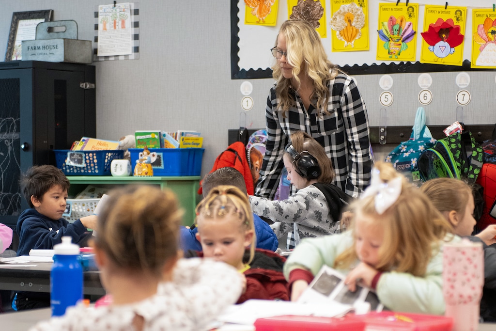 (Cinder Player | Special to The Tribune) Rebecca Guillen works with her kindergarten class at Cedar North Elementary School in Cedar City, Tuesday, Nov. 18, 2025.