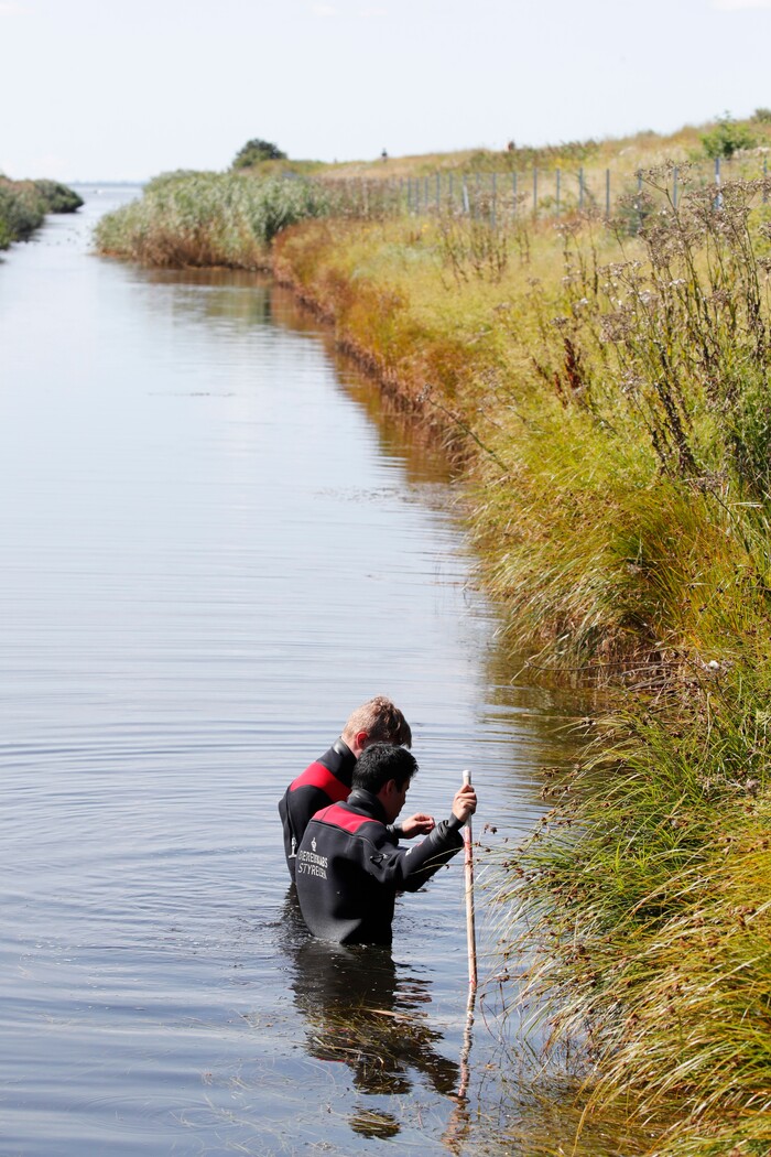 Police search a waterway for body remains related to the ongoing Kim Wall murder investigation at the west coast of Amager close to Copenhagen, Denmark, Wednesday, Aug. 23, 2017.  The investigation continues after a headless torso identified as that of missing Swedish journalist Kim Wall, was found Monday on a beach off Copenhagen.(Jens Dresling / ritzau via AP)