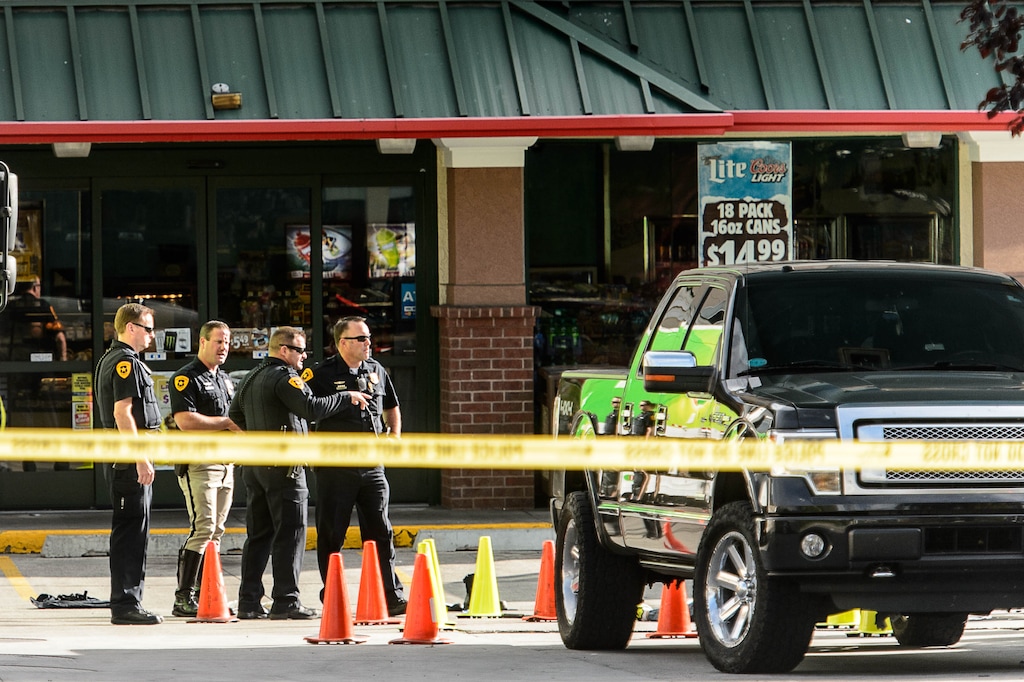 (Trent Nelson | The Salt Lake Tribune)  Law enforcement at the scene of a shooting at 300 South 500 East in Salt Lake City, Thursday September 28, 2017.