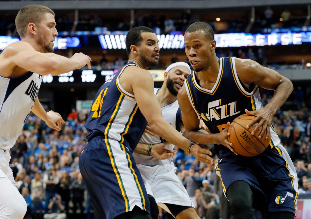Dallas Mavericks' Chandler Parsons, left, defends as Utah Jazz's Rodney Hood (5) sprints to the corner to take a 3-point shot that would sink late in the second half of an NBA basketball game, Tuesday, Feb. 9, 2016, in Dallas. The shot tied up the game sending it into overtime where the Jazz won 121-119. (AP Photo/Tony Gutierrez)