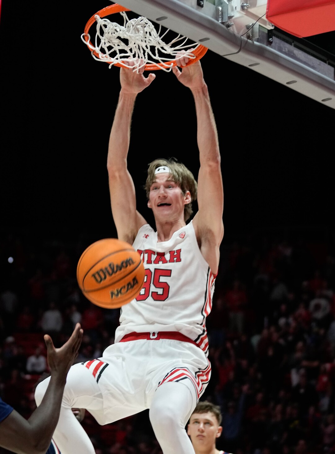 (Francisco Kjolseth | The Salt Lake Tribune) Utah Utes center Branden Carlson (35) gets the final dunk of the night defeating the Arizona Wildcats 81 to 66 in NCAA basketball in Salt Lake City on Thursday, Dec. 1, 2022.