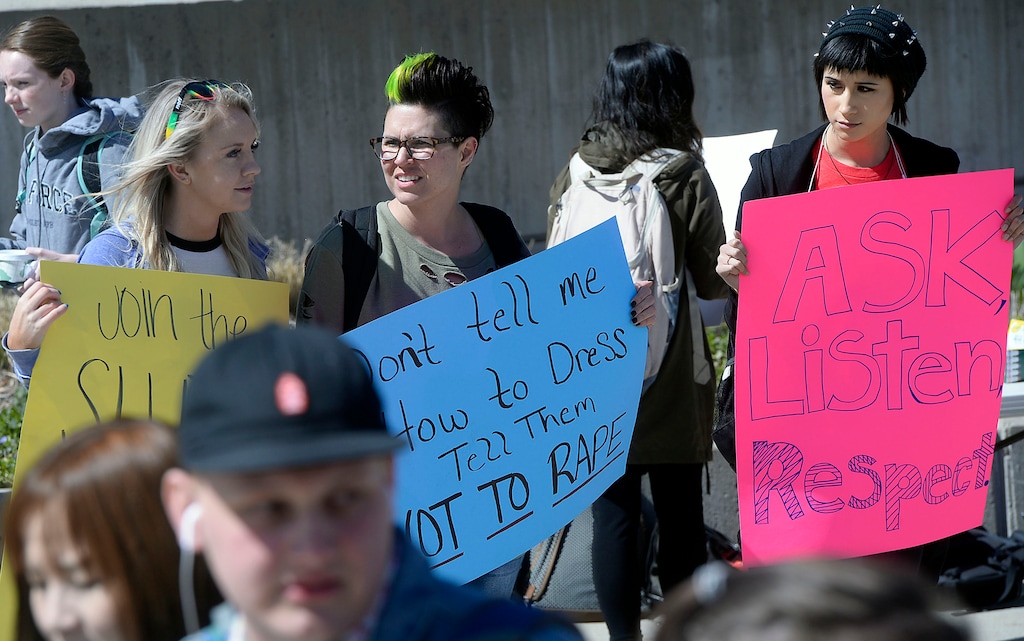 (Al Hartmann | The Salt Lake Tribune) University of Utah students gather at the Marriot Library Plaza.