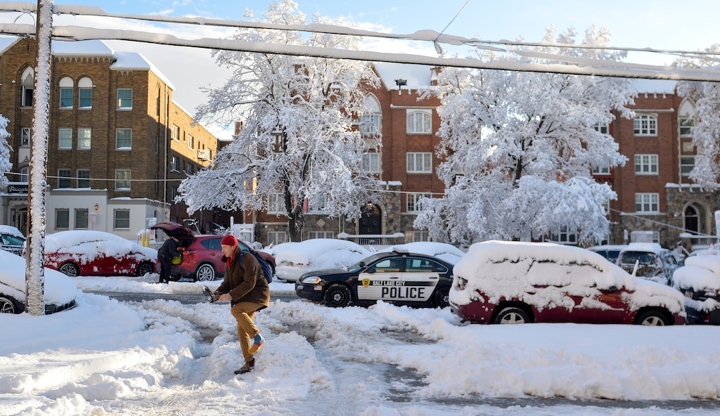 (Chris Samuels | The Salt Lake Tribune) Heavy snow bogs down traffic and residents in Salt Lake City, Wednesday, Dec. 15, 2021.
