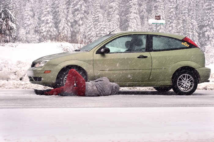 (Scott Sommerdorf | The Salt Lake Tribune)
A motorist stopped to put on chains as he was headed up Big Cottonwood Canyon, Friday, November 17, 2017.
