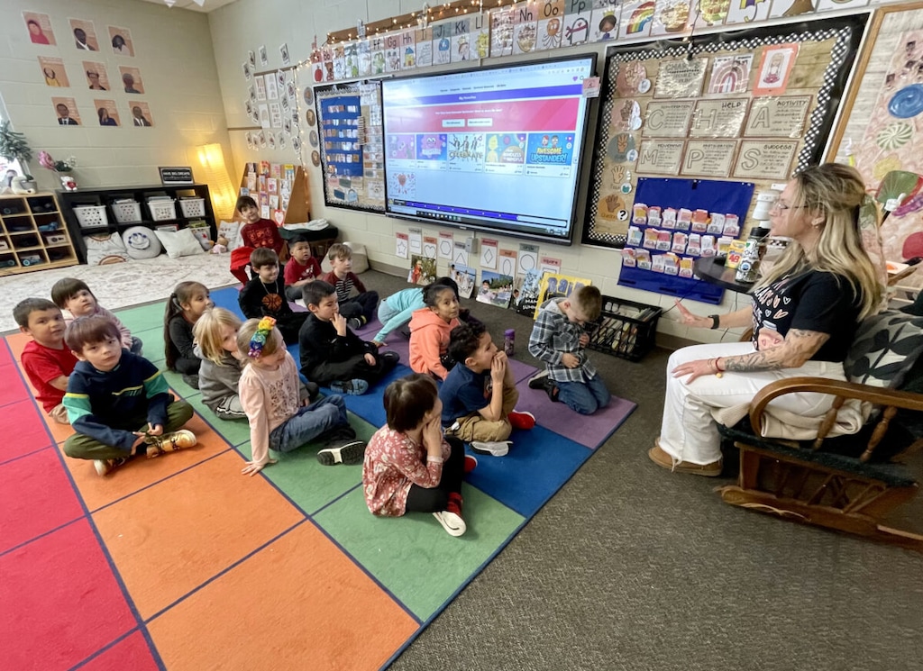 (Tim Vandenack | Standard-Examiner) Tina Olter, a kindergarten teacher at Heritage Elementary School in Ogden, works with her students on Tuesday, Jan. 31, 2023.