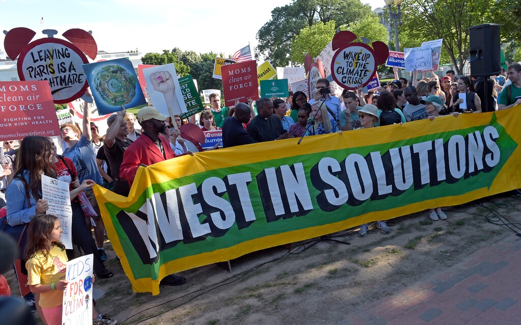 Protesters gather outside the White House in Washington, Thursday, June 1, 2017, to protest President Donald Trump's decision to withdraw the Unites States from the Paris climate change accord. (AP Photo/Susan Walsh)