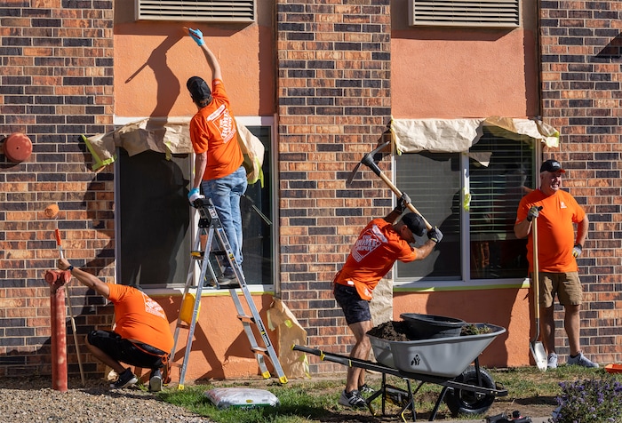 (Rick Egan | The Salt Lake Tribune) More than 600 volunteers, led by Home Depot employees, help spruce up the Sunrise Metro and Freedom Landing apartments in Salt Lake City on Wednesday, Sept. 21, 2022.