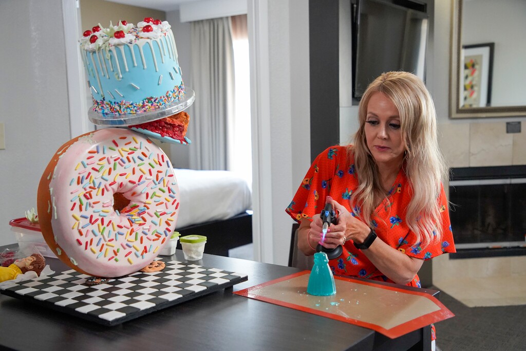 (Food Network) RaChelle Hubsmith uses s blow torch on her cake on "Bake It 'Til You Make It."