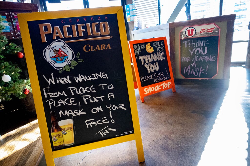 (Francisco Kjolseth  | The Salt Lake Tribune) The Green Pig Pub enforced mask use inside its establishment, Dec. 3, 2020.