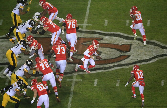 Kansas City Chiefs quarterback Alex Smith (11) looks to hand off to wide receiver Tyreek Hill (10) during the first half of an NFL divisional playoff football game against the Pittsburgh Steelers Sunday, Jan. 15, 2017, in Kansas City, Mo. (AP Photo/Orlin Wagner)