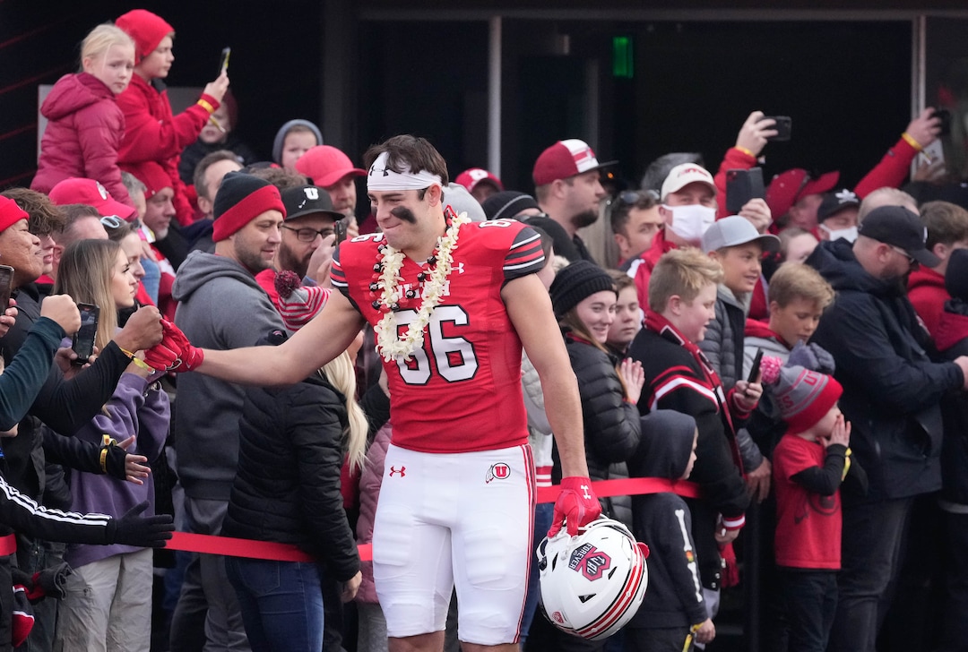(Francisco Kjolseth | The Salt Lake Tribune)  Utah Utes Junior tight end Dalton Kincaid (86)) joins in the University of Utah's senior day festivities before the Utes host the University of Colorado on Friday, Nov. 26, 2021 at Rice-Eccles Stadium.