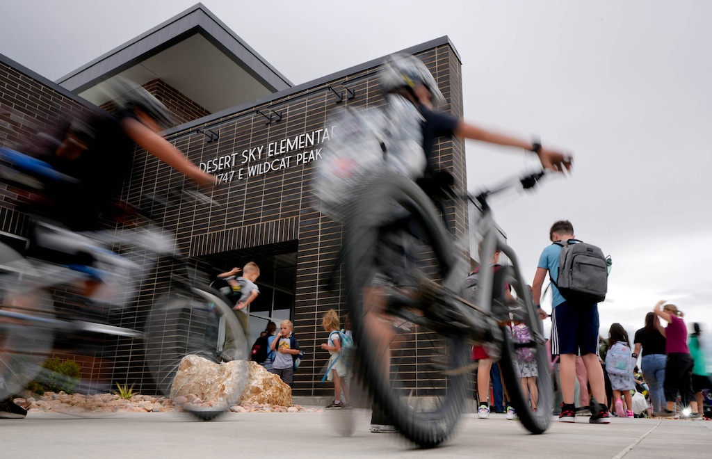 (Francisco Kjolseth | The Salt Lake Tribune) Students let out of Desert Sky Elementary, Eagle Mountain’s new elementary school on Monday, Aug. 21, 2023.