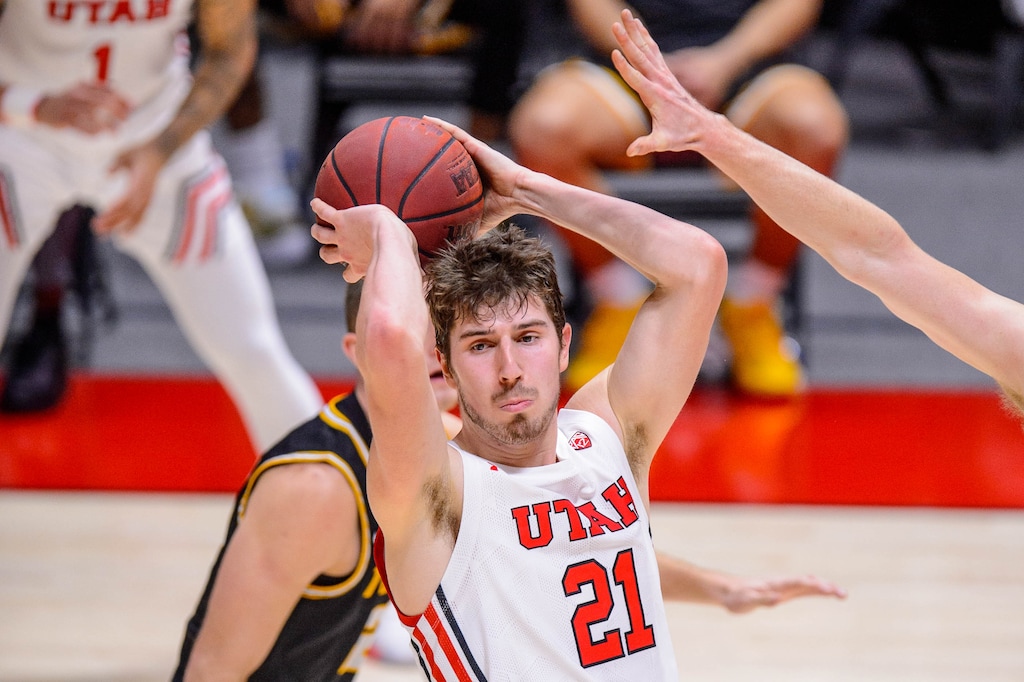 (Trent Nelson | The Salt Lake Tribune) Utah Utes forward Riley Battin (21) looks to pass as Utah hosts Idaho, NCAA basketball in Salt Lake City on Friday, Dec. 18, 2020.