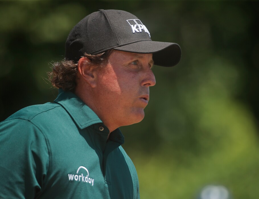 Phil Mickelson reacts to his tee shot on the fourth hole during the third round of the U.S. Open Golf Championship, Saturday, June 16, 2018, in Southampton, N.Y. (AP Photo/Carolyn Kaster)