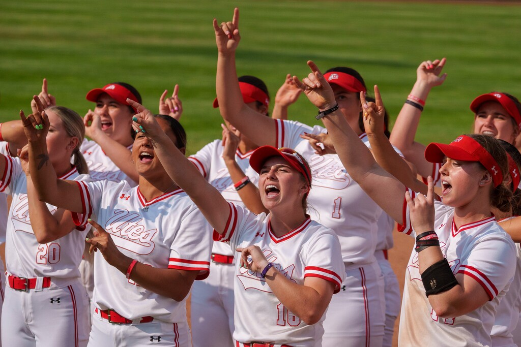 (Trent Nelson | The Salt Lake Tribune) Utah's softball team celebrates a win over Southern Illinois in the NCAA Tournament in Salt Lake City on Friday, May 19, 2023.