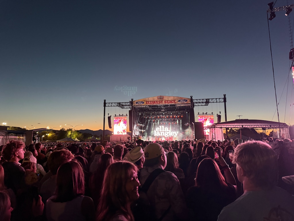(Palak Jayswal|The Salt Lake Tribune) Ella Langley performs a sunset concert in front of a packed crowd at Redwest in Salt Lake City on Oct. 10, 2025.