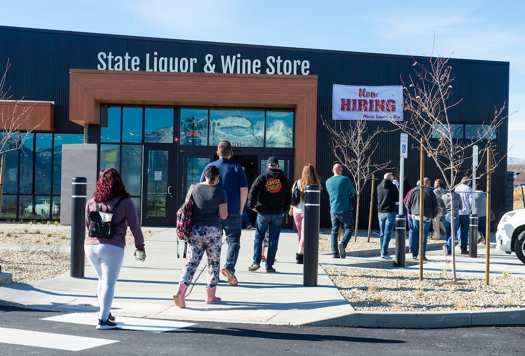 (Rick Egan | The Salt Lake Tribune)  Customers line up for the opening of the new state liquor and wine store in Saratoga Springs, on Monday, Nov. 16, 2020.