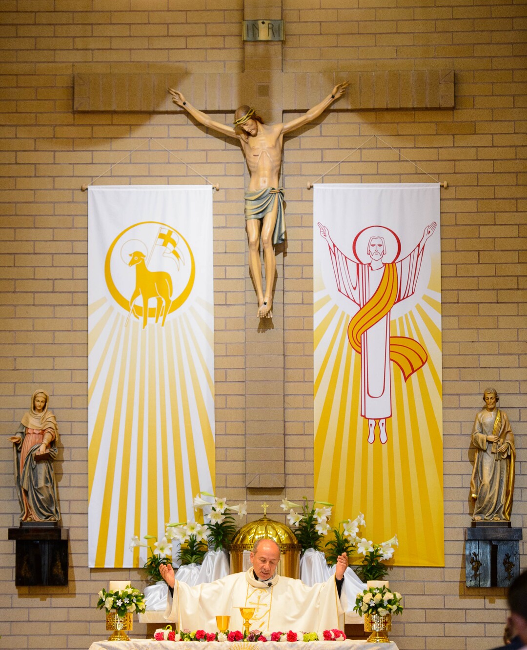 (Trent Nelson  |  The Salt Lake Tribune)  Rev. Francisco Pires leads Easter Mass at Saints Peter & Paul Catholic Church in West Valley City on Sunday April 21, 2019.