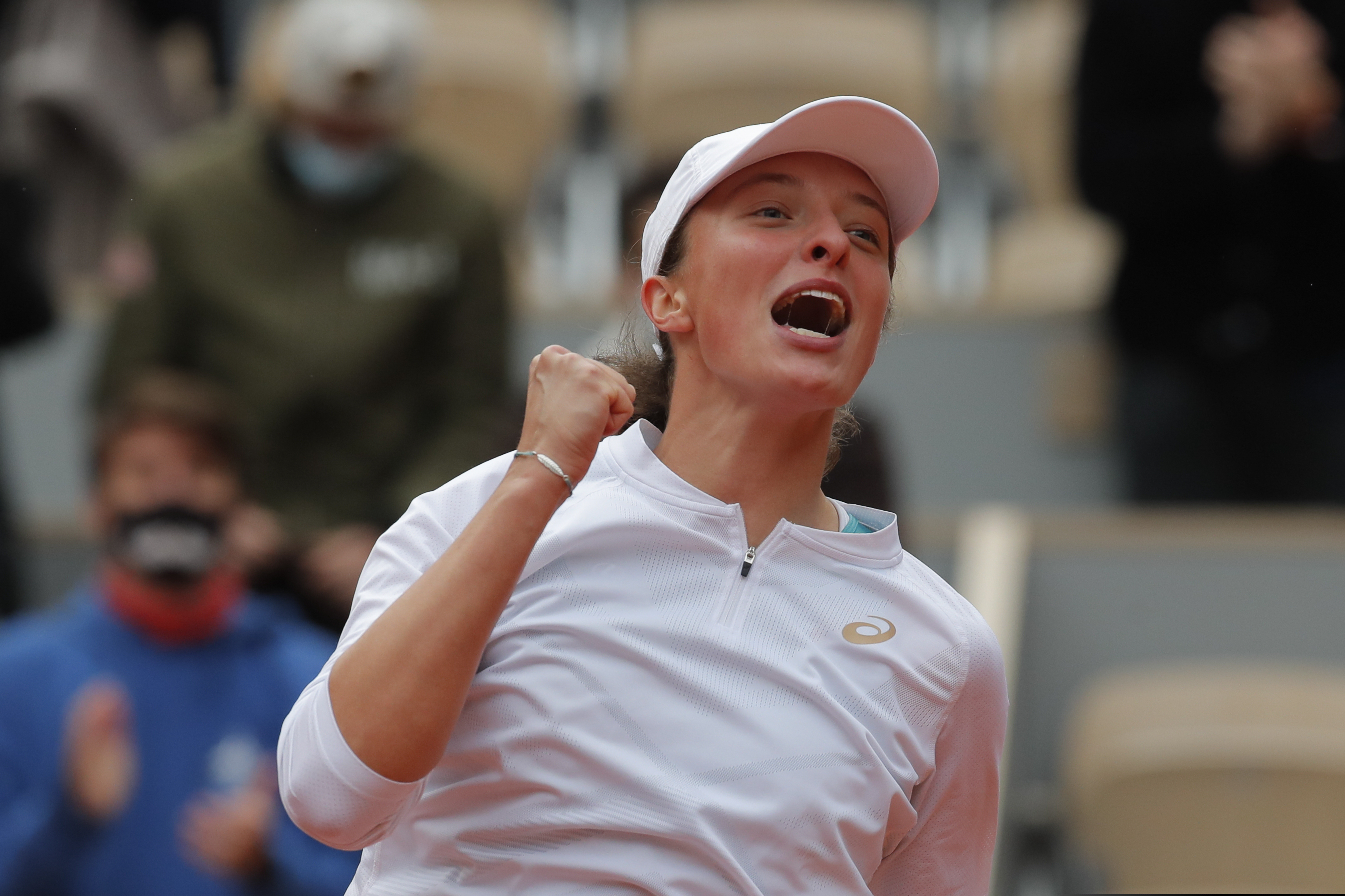 Poland's Iga Swiatek celebrates winning the final match of the French Open tennis tournament against Sofia Kenin of the U.S. in two sets, 6-4, 6-1, at the Roland Garros stadium in Paris, France, Saturday, Oct. 10, 2020. (AP Photo/Michel Euler)