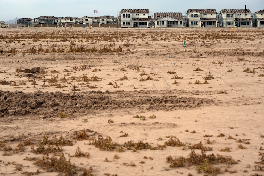 (Rebecca Noble | The New York Times) Stalled construction on a lot in Queen Creek, Ariz., a suburb of Phoenix, on April 13, 2023.
