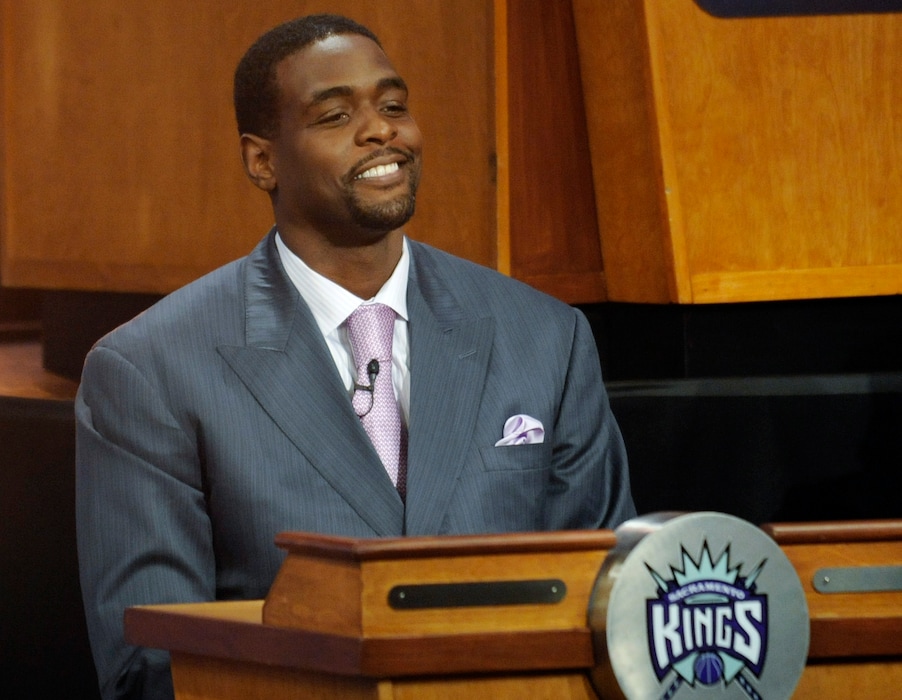 Sacramento Kings representative Chris Webber reacts after the Kings did not receive the top pick in the NBA draft lottery, Tuesday, May 19, 2009, in Secaucus, N.J.  The Los Angeles Clippers will have the No. 1 pick in the upcoming NBA draft.  (AP Photo/Bill Kostroun) 