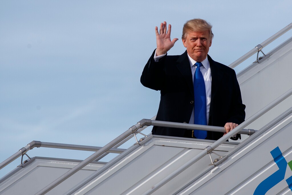 U.S. President Donald Trump alights from Air Force One at Zurich International Airport for the Davos World Economic Forum, Thursday, Jan. 25, 2018, in Zurich, Switzerland.  Trump is attending the annual gathering for free-trade-loving political and business elites at the Davos economic summit in the Swiss Alps.(AP Photo/Evan Vucci)
