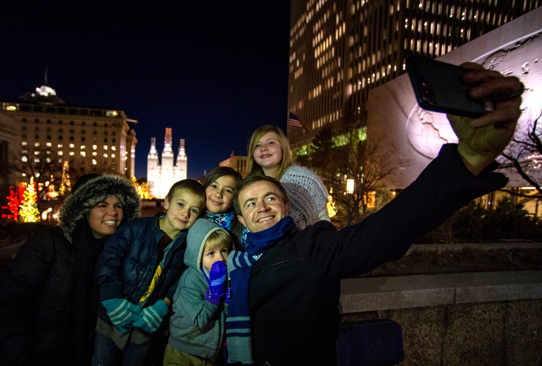 (Rick Egan | The Salt Lake Tribune)  The Shea family from Salt Lake City, McKell, Mikey Sammy, Avielle, Betsy and Scott take a selfie overlooking the Christmas lights on Temple Square, Friday, Nov. 27, 2020.