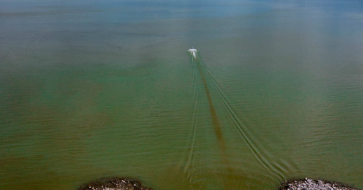 Plane crashes into Utah Lake, leaving one dead