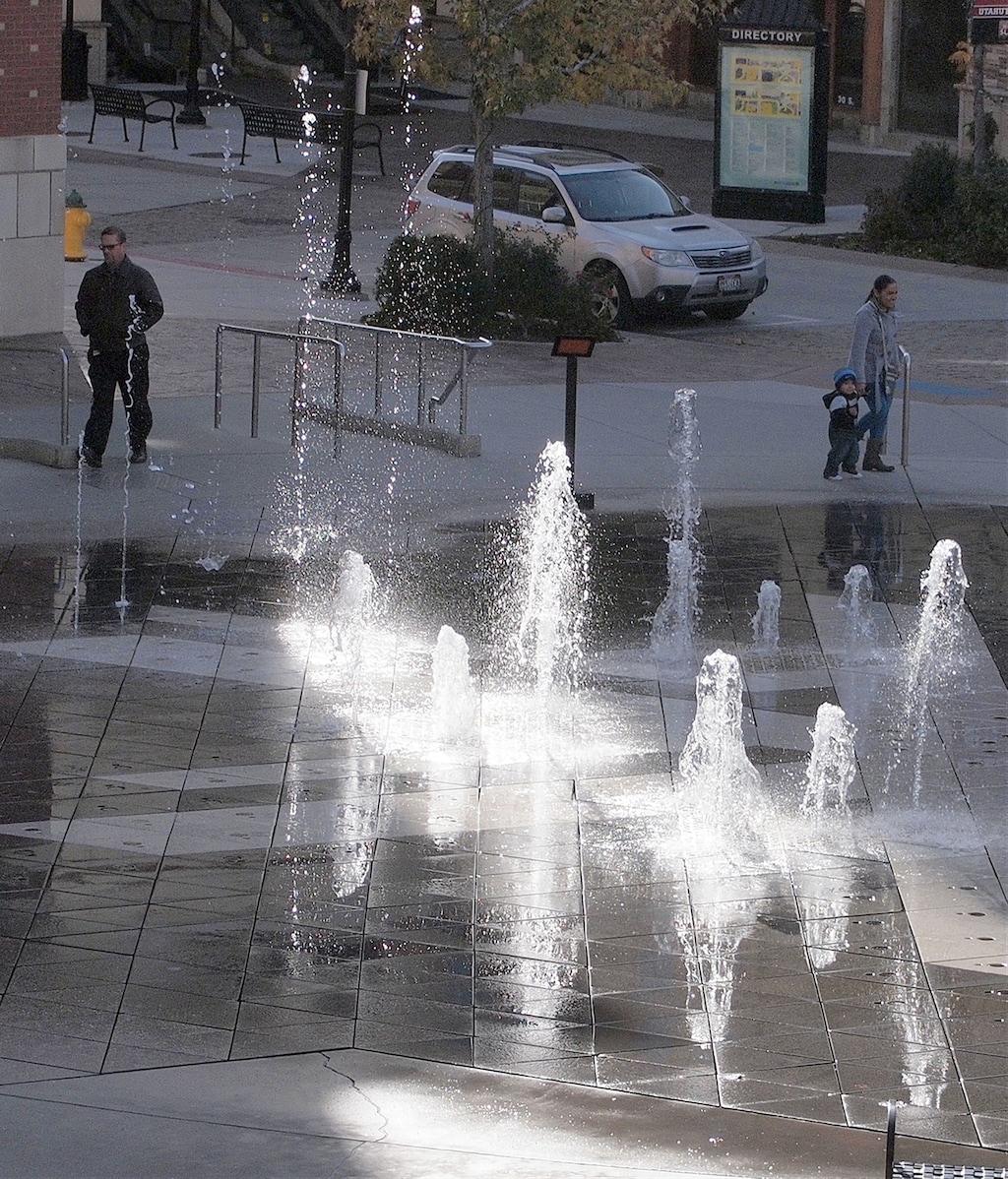 Al Hartmann | The Salt Lake Tribune
Shoppers pass by the fountain a The Gateway in Salt Lake City.