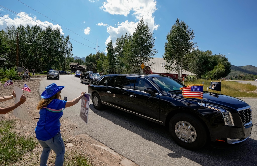 (Francisco Kjolseth | The Salt Lake Tribune) Supporters of of president Joe Biden cheer as his motorcade passes through the Park City area following a private fundraiser in The Colony at White Pine Canyon on Thursday, Aug 10, 2023.