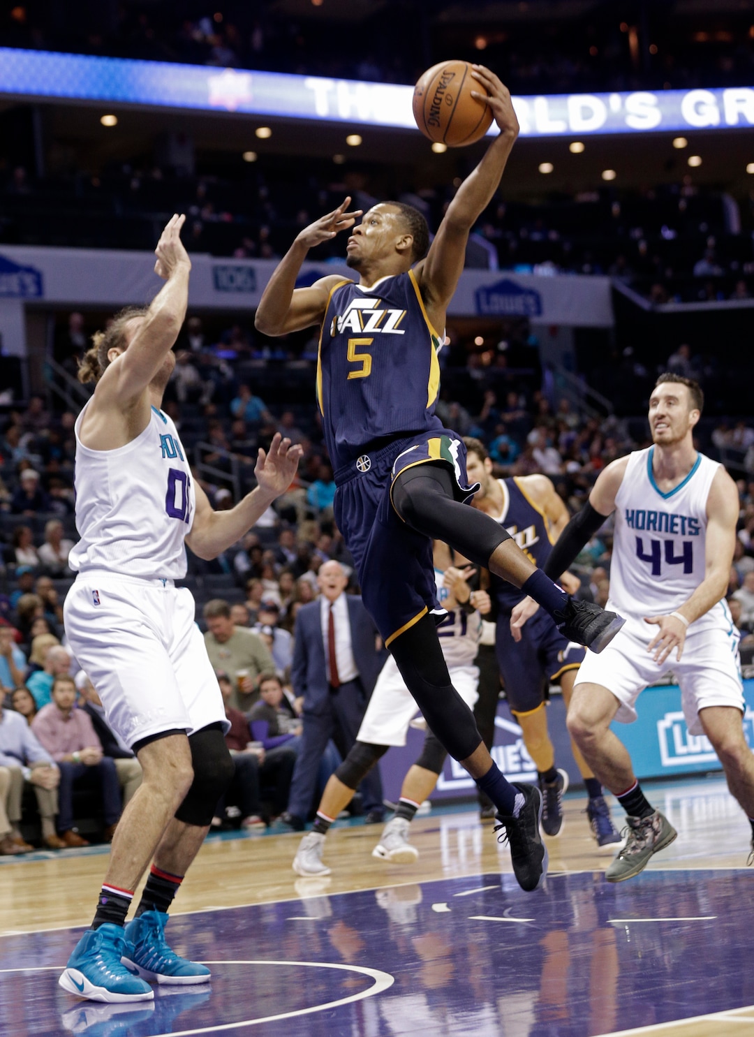 Utah Jazz's Rodney Hood (5) drives against Charlotte Hornets' Spencer Hawes (00) during the first half of an NBA basketball game in Charlotte, N.C., Wednesday, Nov. 9, 2016. (AP Photo/Chuck Burton)