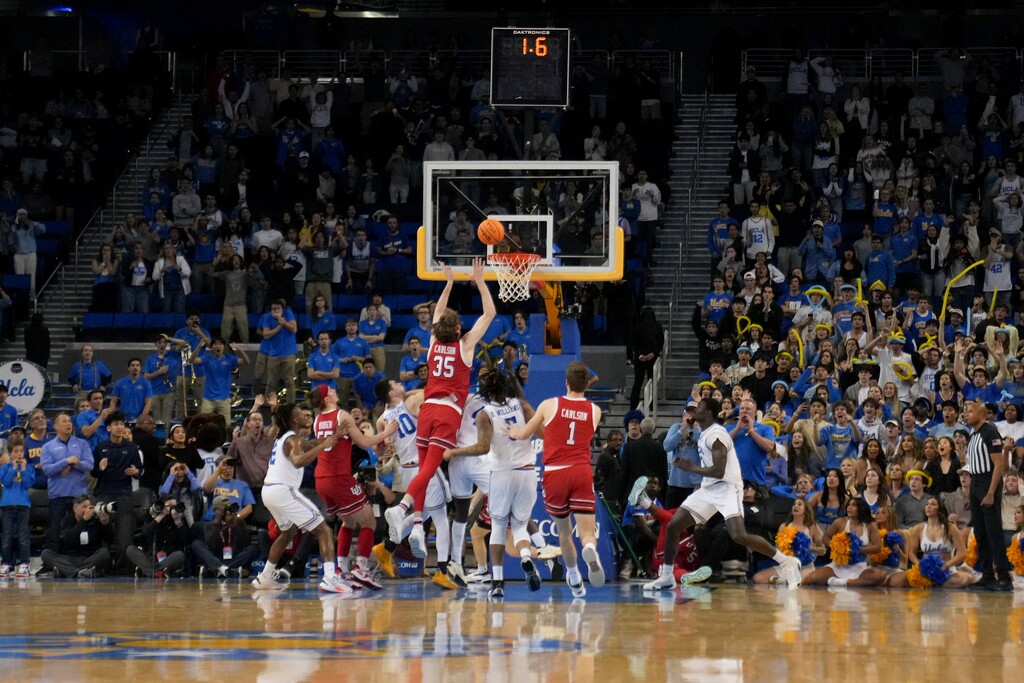 (Eric Thayer | AP) Utah center Branden Carlson (35) tips the ball in to win an NCAA college basketball game against UCLA, Sunday, Feb. 18, 2024, in Los Angeles.